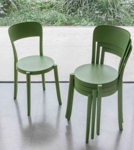 Comfort e Resistenza: Sedia in Polipropilene per Interni ed Esterni